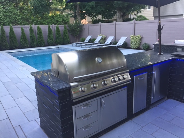 Norstone Aksent Ebony Modern Stone Paneling used on an outdoor kitchen with large Stainless Steel grill